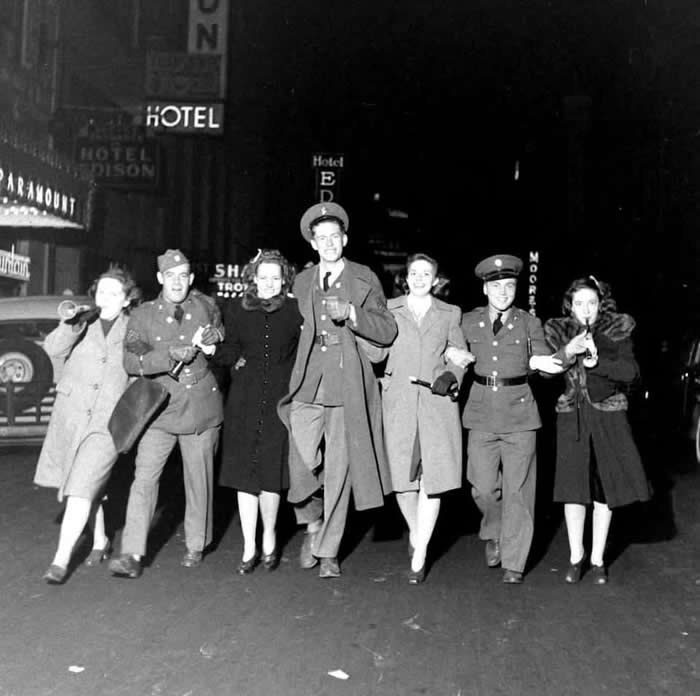 Picture from New Year’s Eve, December 31st 1941, New York City. (1941) - Vintage Rare Historical Photos