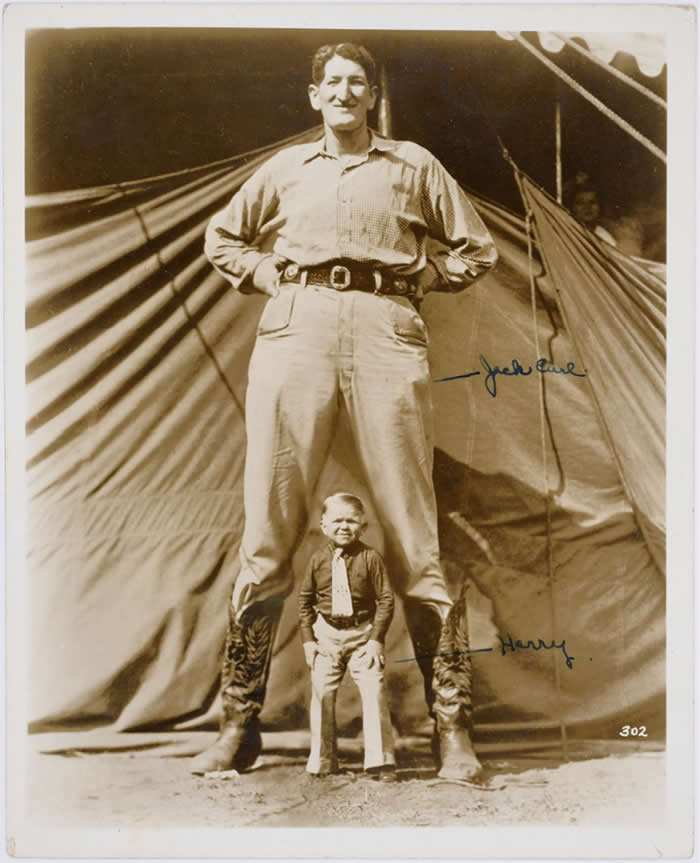 The tallest and the shortest workers at the Ringling Barnum and Bailey circus, Jack Earle and Harry Doll, circa (1930) - Vintage Rare Historical Photos