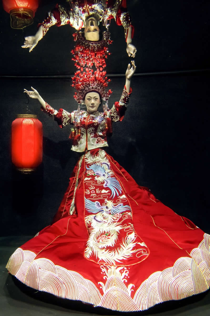 Chinese style wedding photography in water by Yao Yuan Shang, Taiwan - 2025 Chromatic Awards Portrait Winners