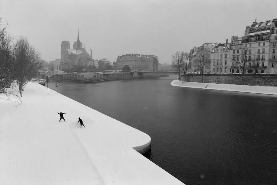"Winter Games on the Seine" by Victor Aries-Poinssot - Irys Photos Leica Sponsored