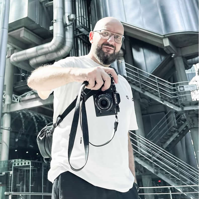 Unposed Candid Street Photography by Lukasz Korulczyk