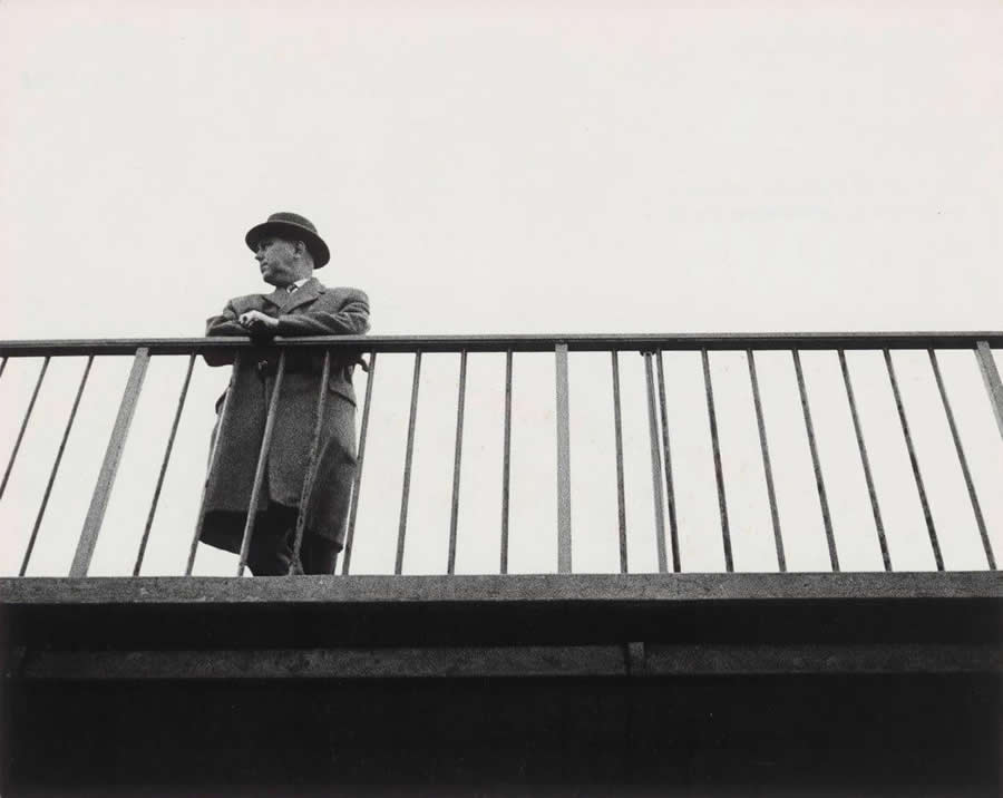 Passerby on a bridge, April 1960 - Abisag Tullmann Master Legendary Photographer