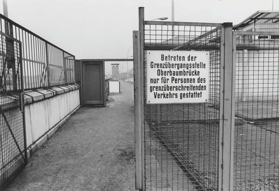 Warning sign at the Oberbaum Bridge (Kreuzberg) 1977 - Abisag Tullmann Master Legendary Photographer