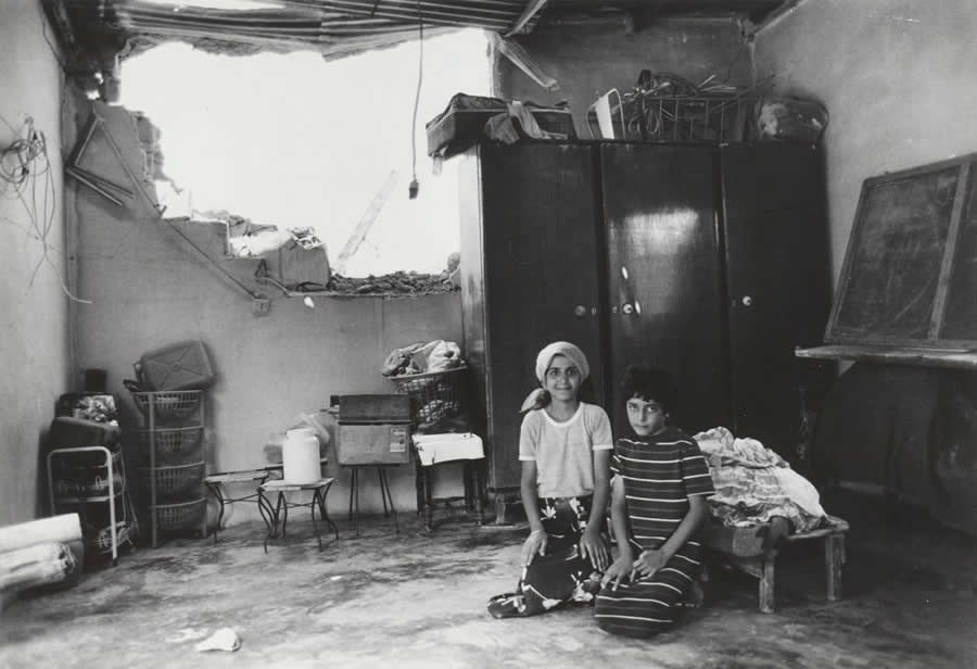 Two girls in front of a bombed-out wall in a Palestinian refugee camp near Tyre - July 1982 - Abisag Tullmann Master Legendary Photographer