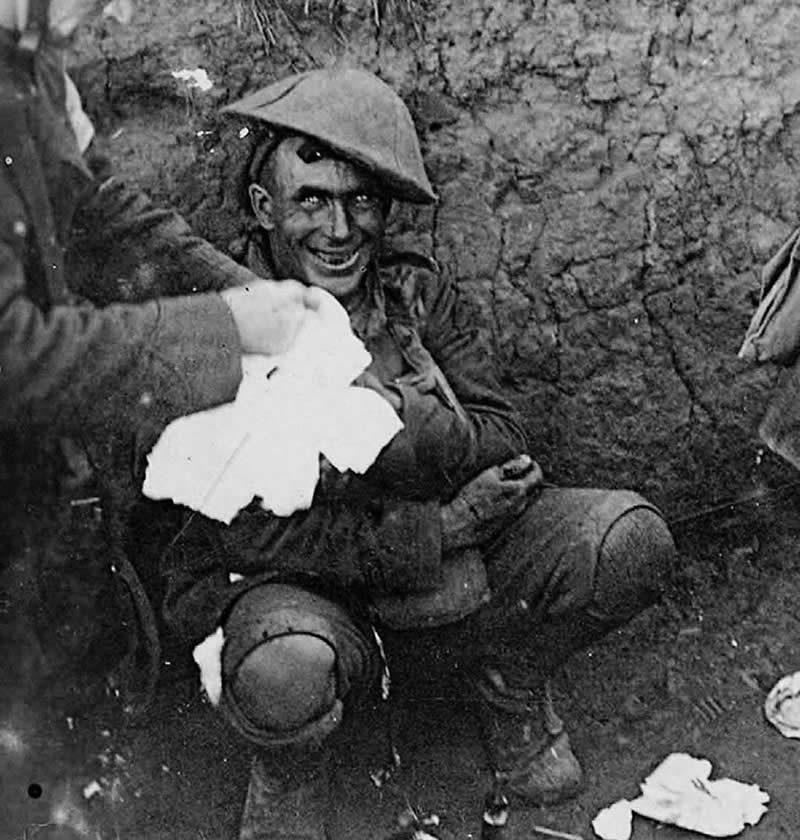 A smiling infantryman in a trench. France, 1916. (WW1) - Old Photos That Capture Rare and Forgotten Moments in History