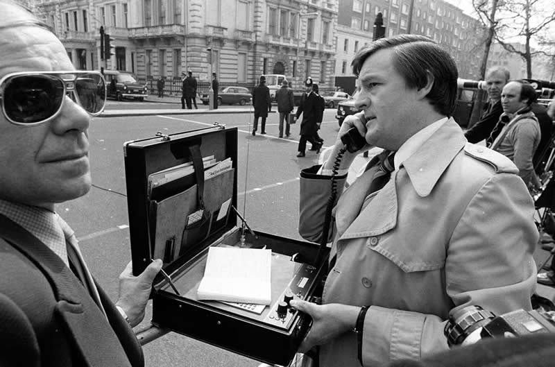 An early mobile phone used by a reporter, Kensington, London. 1983. - Old Photos That Capture Rare and Forgotten Moments in History