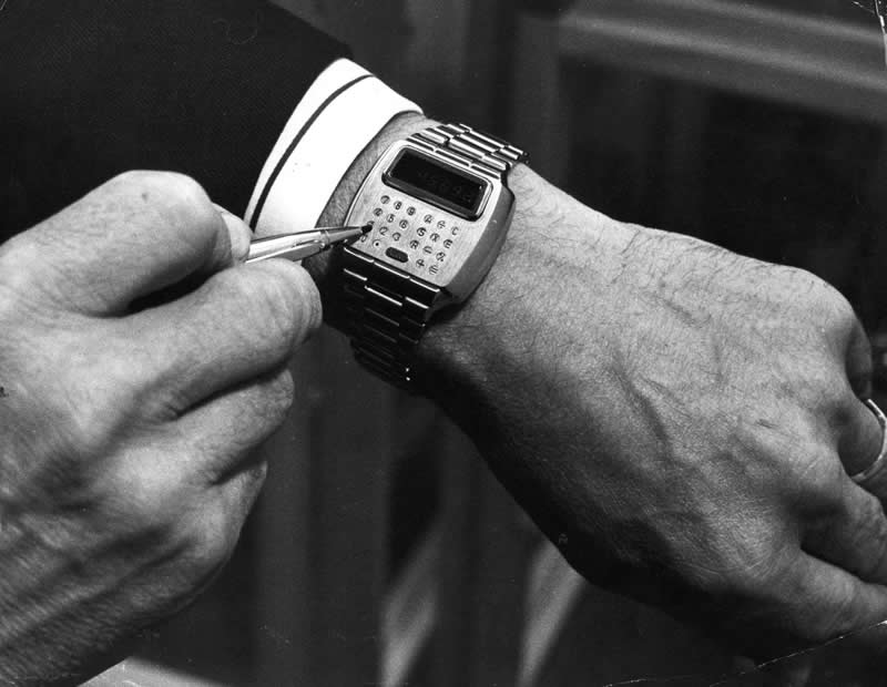 The Pulsar, a combined computer-calculator and wristwatch, 1975 - Old Photos That Capture Rare and Forgotten Moments in History