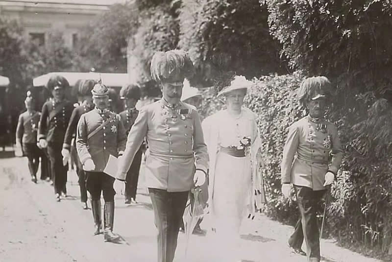 Rare photograph of Archduke Franz Ferdinand and his wife Sofia, during their tragic visit of Sarajevo 1914. - Old Photos That Capture Rare and Forgotten Moments in History