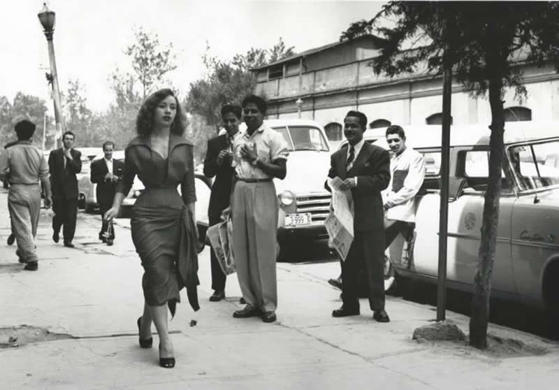Nacho Lopez, Mexican photographer, decided to do a social-cultural experiment and asked actress Maty Huitron to go to the market while he went back to get more roll, then he hide and took photos while he followed her, capturing the reactions of the men in 1953. - Old Photos That Capture Rare and Forgotten Moments in History