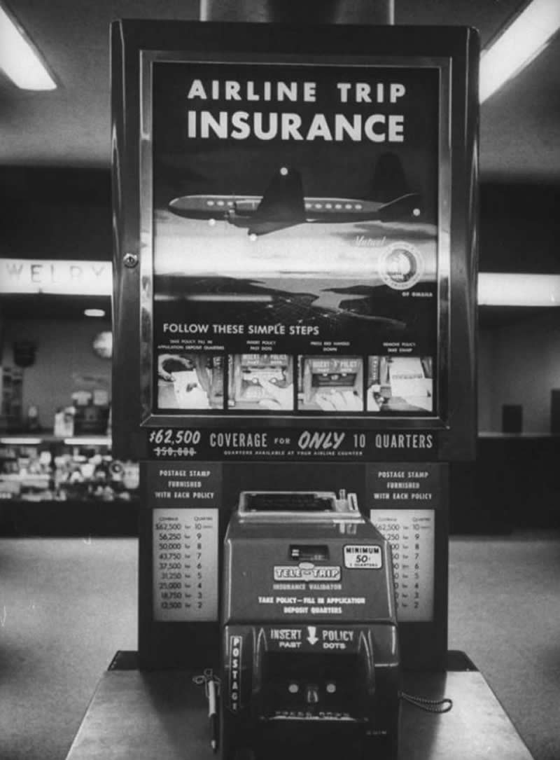 A flight insurance vending machine from the 1950s. - Old Photos That Capture Rare and Forgotten Moments in History
