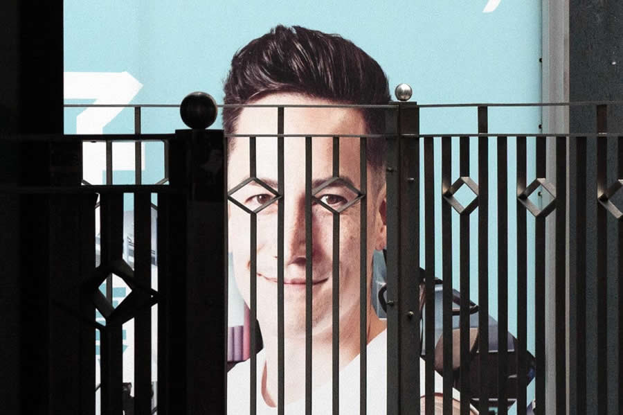 Perfectly Timed Street Photos by Edas Wong That Will Make You Look Twice