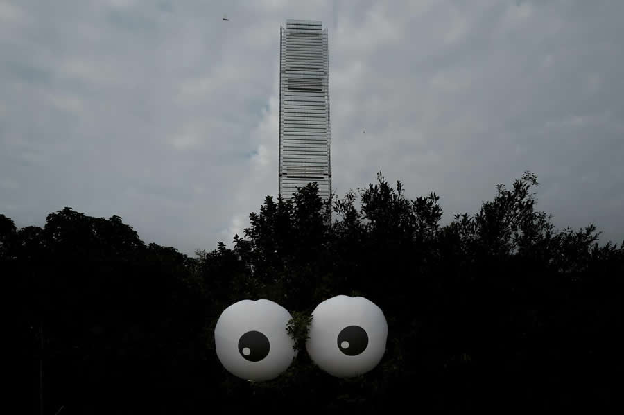 Perfectly Timed Street Photos by Edas Wong That Will Make You Look Twice