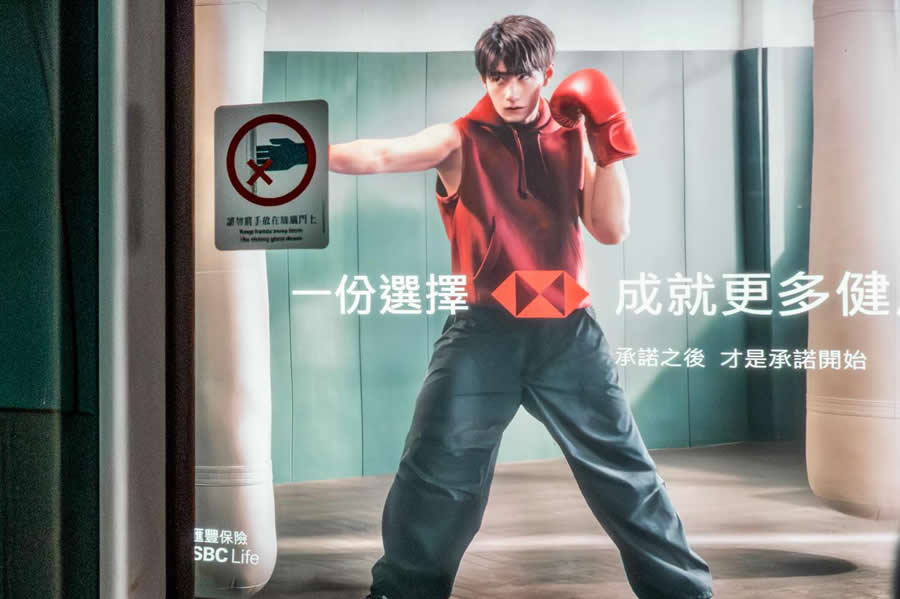 Perfectly Timed Street Photos by Edas Wong That Will Make You Look Twice