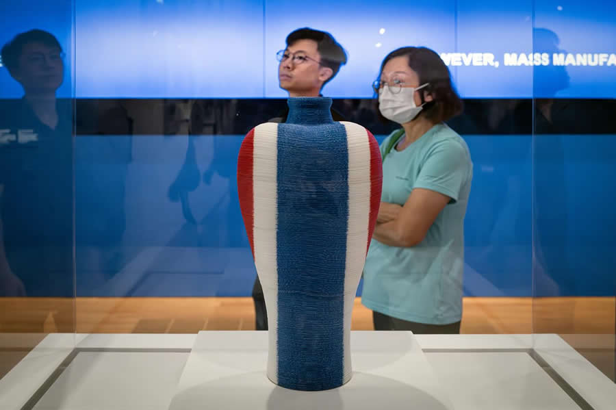 Perfectly Timed Street Photos by Edas Wong That Will Make You Look Twice