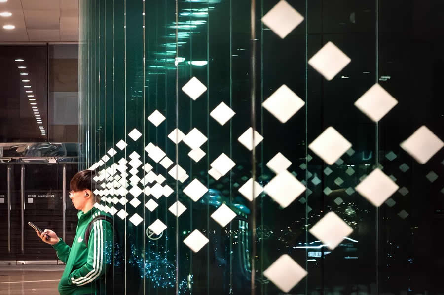 Perfectly Timed Street Photos by Edas Wong That Will Make You Look Twice