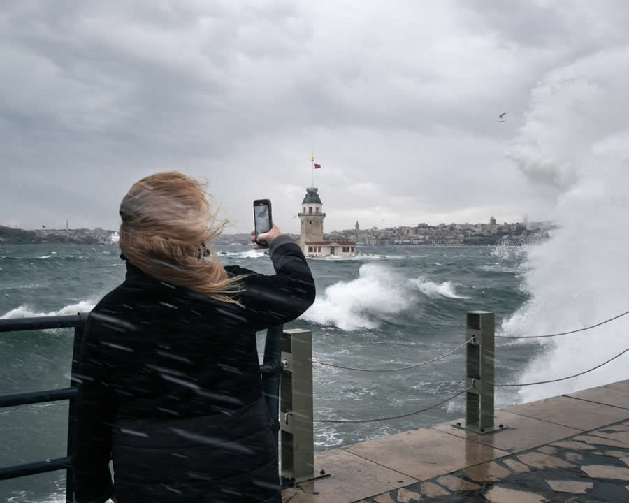 Istanbul Street Photography by Hakan Biyiklioglu