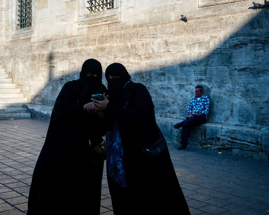 Istanbul Street Photography by Hakan Biyiklioglu