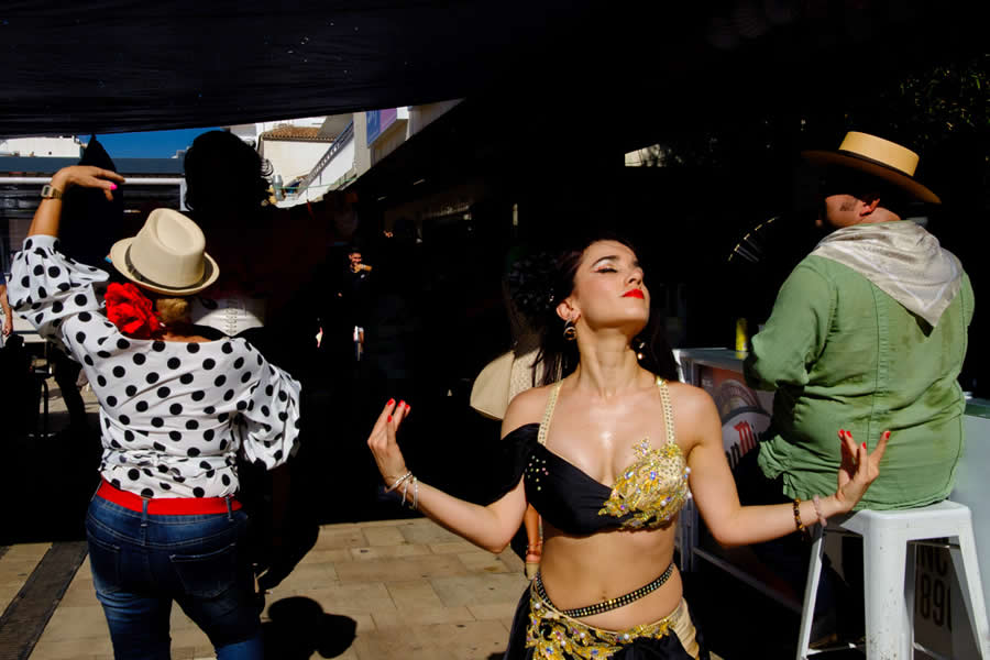 Unposed Candid Street Photography by Lukasz Korulczyk