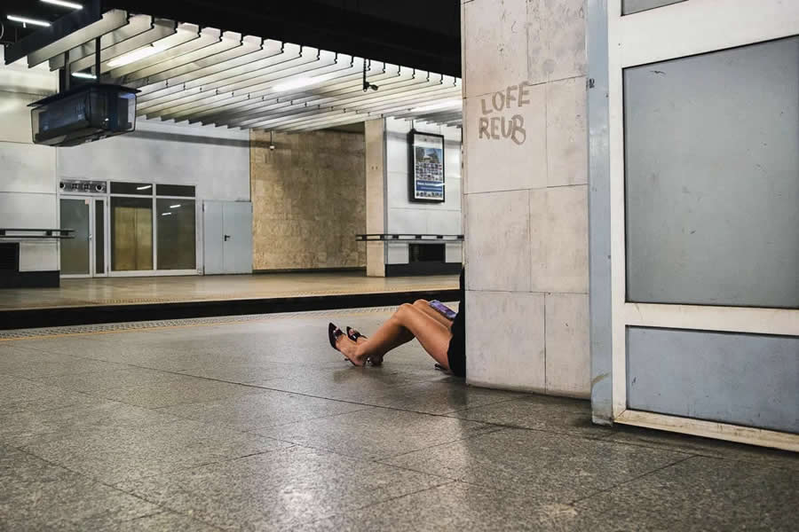 Unposed Candid Street Photography by Lukasz Korulczyk