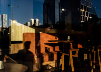 Unposed Candid Street Photography by Lukasz Korulczyk