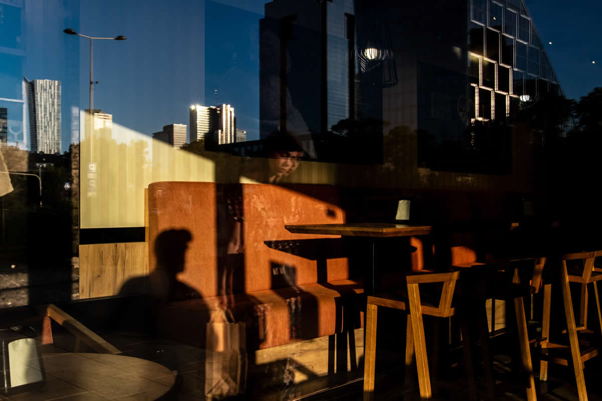 30 Vibrant Street Photos by Lukasz Korulczyk That Capture Unposed Moments of Everyday Life