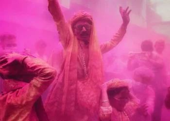 A Symphony of Colors: Upasana Chowdhury Captures the Grace of Holi in Kolkata