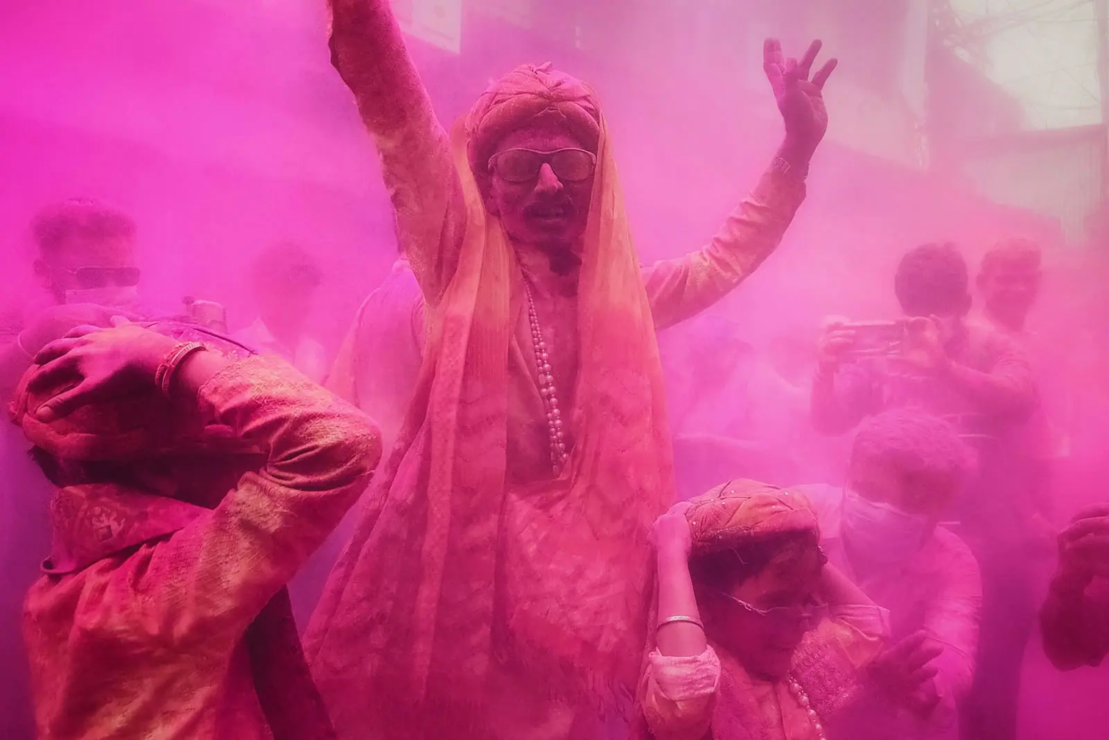 A Symphony of Colors: Upasana Chowdhury Captures the Grace of Holi in Kolkata