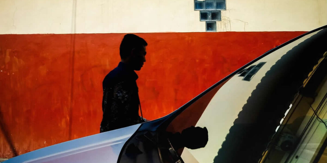 Geometry, Color, and Soul: 30 Street Photos by Pukidjan That Define Visual Poetry