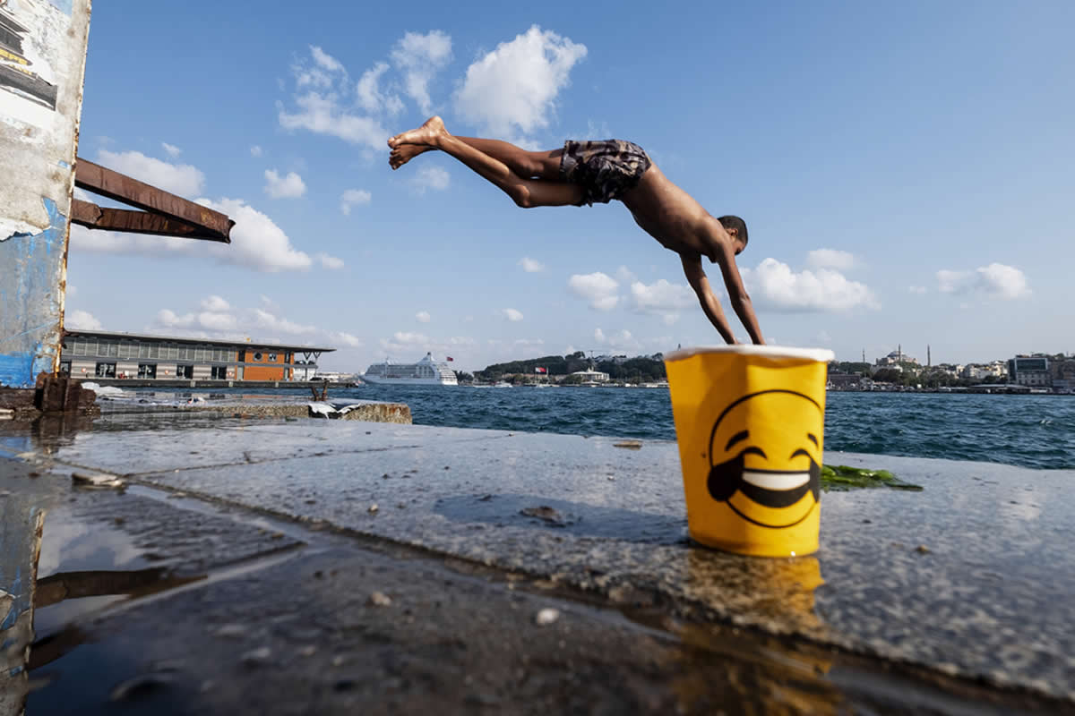 The Decisive Moments: 25 Street Photos Where Everything Aligned