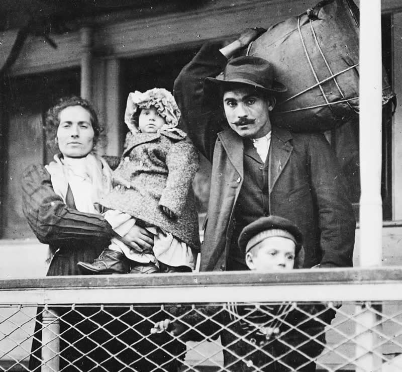 33 Unseen Photographs That Reframe American History 44 An Italian family of immigrants entering US (1910s)