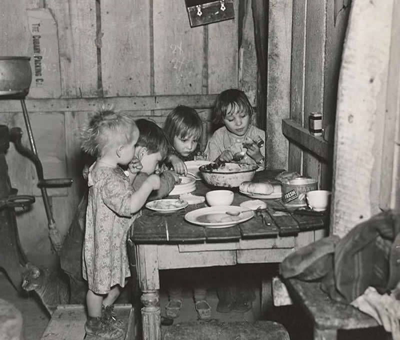 33 Unseen Photographs That Reframe American History 67 A Great Depression Christmas dinner in home of Earl Pauley, near Smithfield, Iowa, 1936. The dinner consisted of potatoes, cabbage and pie.