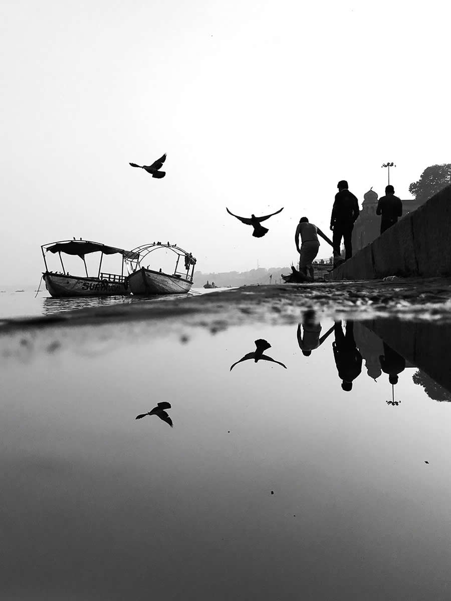 Mobile Photography Awards Street Winners - On the Banks of the Ganges by Kuanglong Zhang