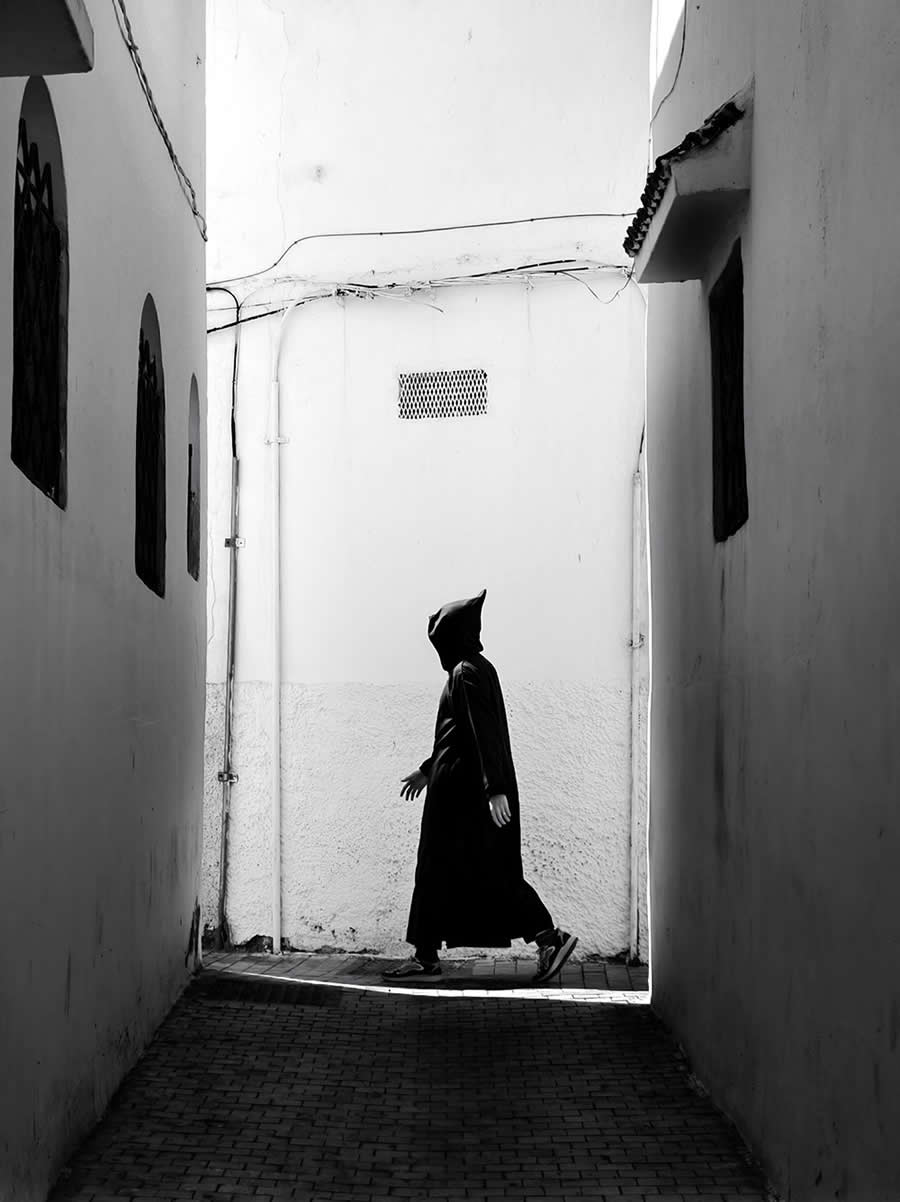 Mobile Photography Awards Street Winners - A Rift in Time by Wang Hsiu Ling