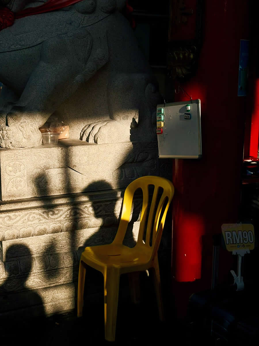 Mobile Photography Awards Street Winners - I&rsquo;m Not There by Roy Pan