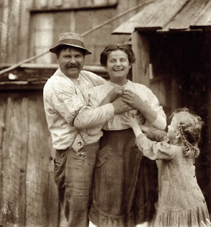 Formal portraits rarely featured smiles, but they can be found in photographs of daily life during this period. (1912, South Carolina.)