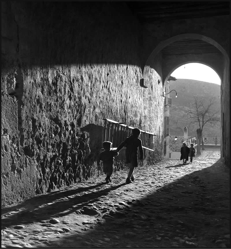 Power of Monochrome Black and White Photos by Legendary Photographers