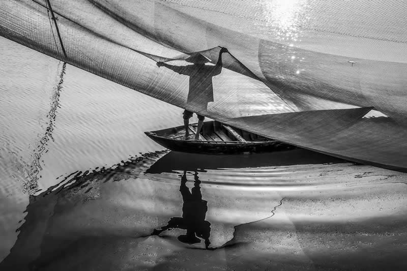 Light, Shadow, Soul: 33 Award-Winning Black and White Photos Celebrated in 2026 60 Veil of Morning by Hoang Thu Huong, Viet Nam - 35 Photography Awards Winners