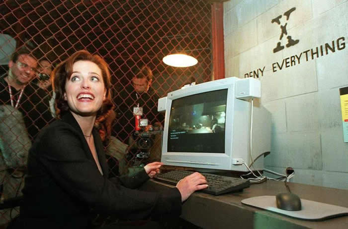 Gillian Anderson photographed playing &ldquo;The X-Files Game&rdquo;. (1998)