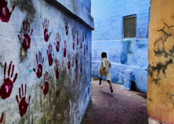 Iconic Color Photos by Legendary Photographers