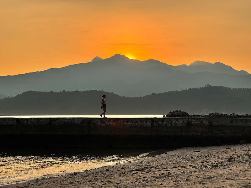 Shot on Phones: 33 Amazing Silhouette Photos That Redefine Mobile Photography 45 Eternal Horizon by Kin Chan - Mobile Photography Awards Silhouettes Winners