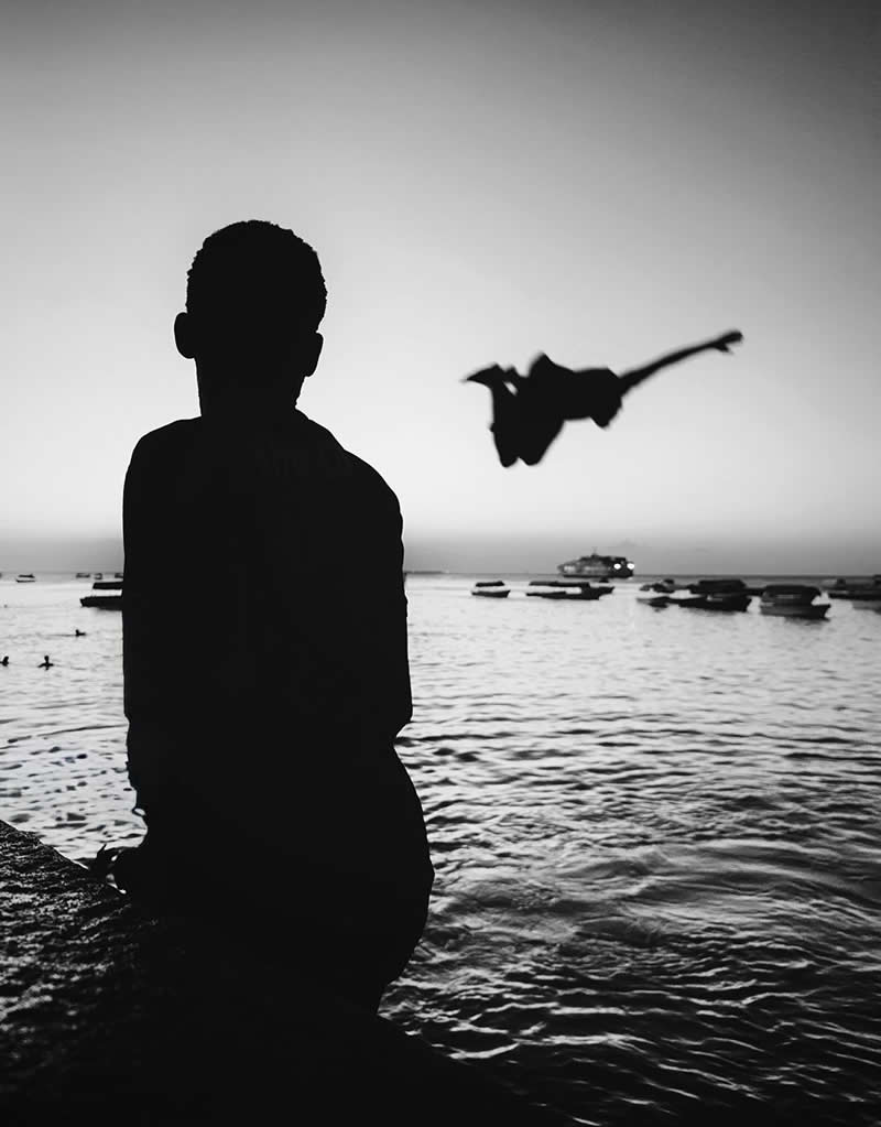 Shot on Phones: 33 Amazing Silhouette Photos That Redefine Mobile Photography 48 Diver Envy by Arnold Plotnick - Mobile Photography Awards Silhouettes Winners