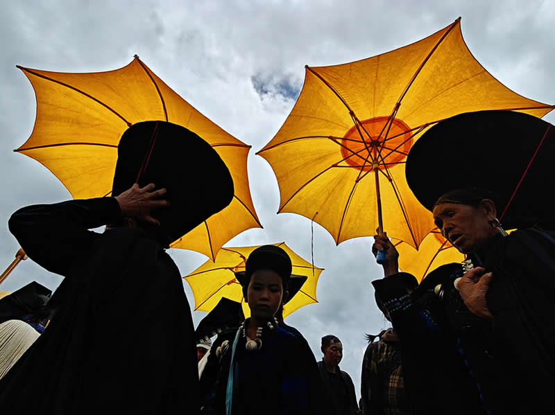Shot on Phones: 33 Amazing Silhouette Photos That Redefine Mobile Photography 49 The Ritual Is Ongoing by Ma Shuolong - Mobile Photography Awards Silhouettes Winners