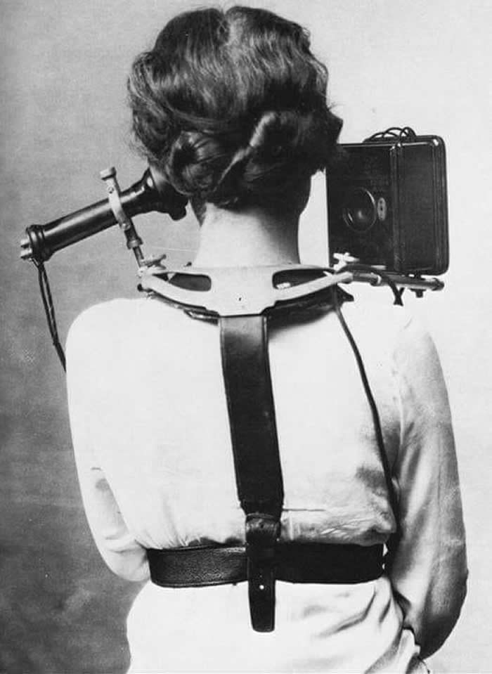Mobile telephone from 1880. The weight: 10 pounds (4kg).