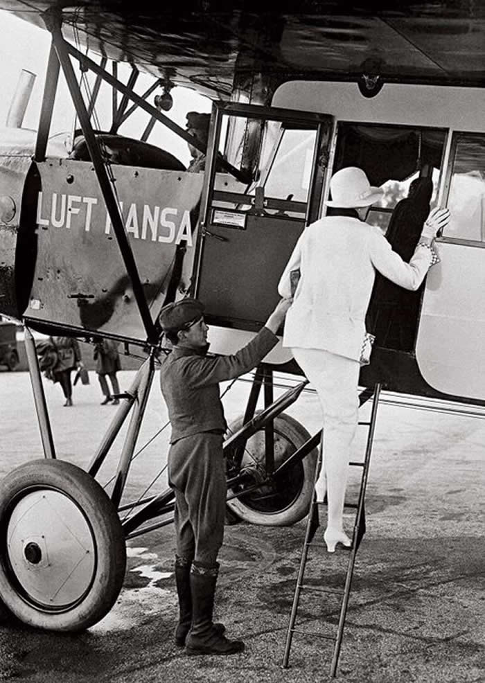 Lufthansa Business Class in 1926. The flight attendant helps a lady get into a Fokker-Grulich FII of the "Luft Hansa".