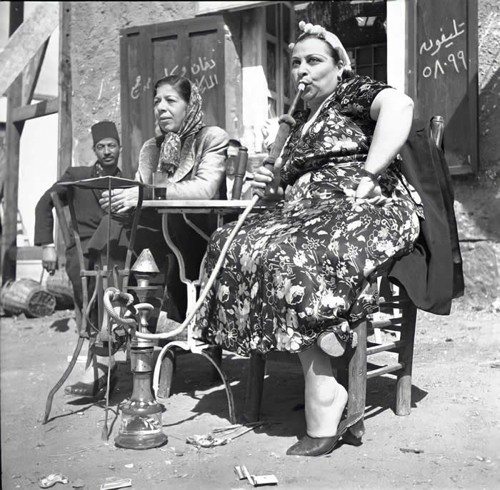 Women smọking hookahs in Cairo, 1945