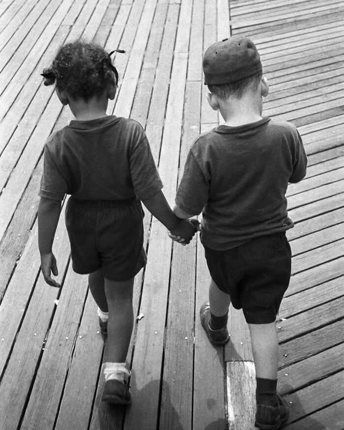 Coney Island, New York, 1955 - Photo By Harold Feinstein - Vintage Photos of Children