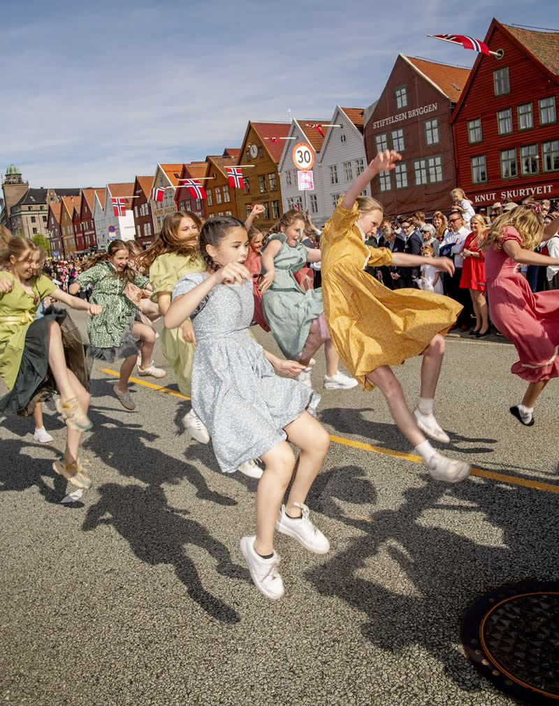 People - Gold Winner: Beating gravity by Helge Skodvin - 1839 Awards Color Photography Contest 2026 Winners