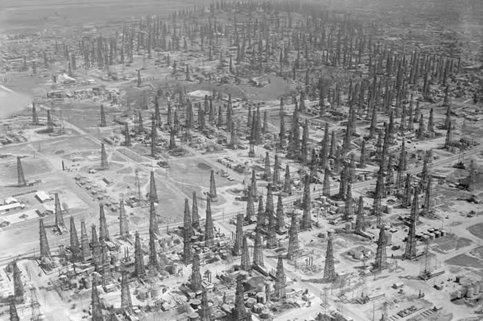 The Story Behind America: 35 Historical Photos Worth a Closer Look 40 Oil derricks on a hillside in Pennsylvania 1895