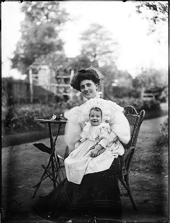 The Story Behind America: 35 Historical Photos Worth a Closer Look 41 An old-time picture where people are smiling. A mother and her baby smiling for the camera in the early 1900s.