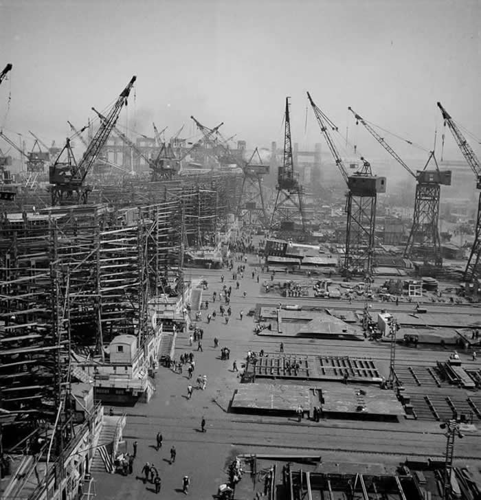 The Story Behind America: 35 Historical Photos Worth a Closer Look 44 The massive effort from America of the Liberty Ships being made in 1941 for WWII. The Allies needed ships by the hundreds to replace huge losses. In all, 2,751 Liberties were built between 1941 and 1945, making them the largest class of ships built worldwide.